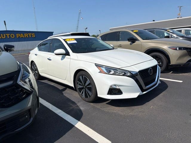 2022 Nissan Altima 2.5 SL in Pearl White Tricoat — front three-quarter view